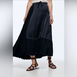 ZARA PLEATED SKIRT LIMITED EDITION size M